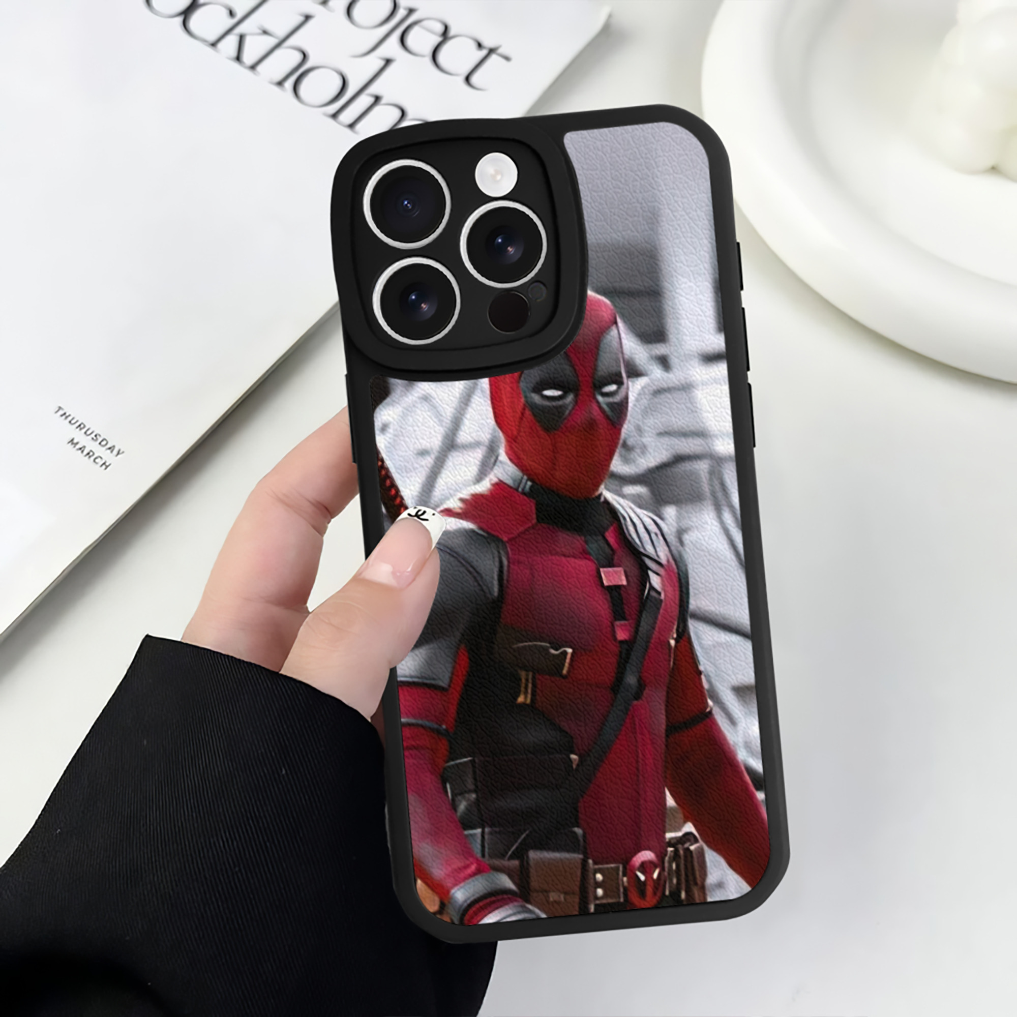 （画像用） Deadpool デッドプール 【iPhone 16シリーズ対応】シリコンスマホケース（レザー調） 材質：シリコン